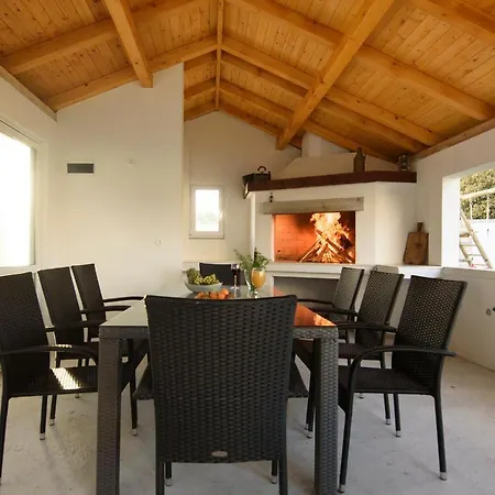 Beachfront With Private Parking Ae1183 *