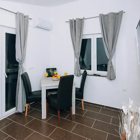 Beachfront With Private Parking Ae1183 Apartment