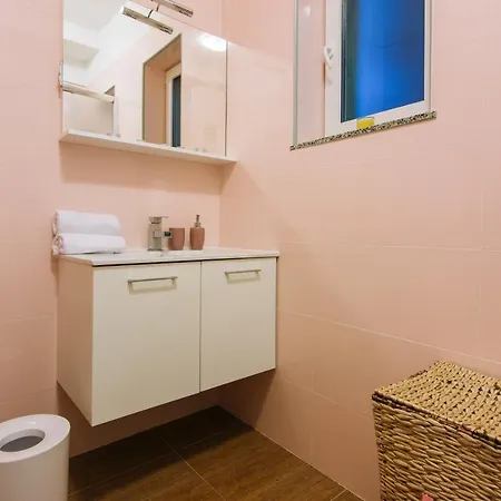 Apartment Beachfront With Private Parking Ae1183 *