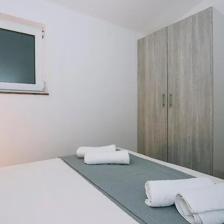 Beachfront With Private Parking Ae1183 * Vrsi